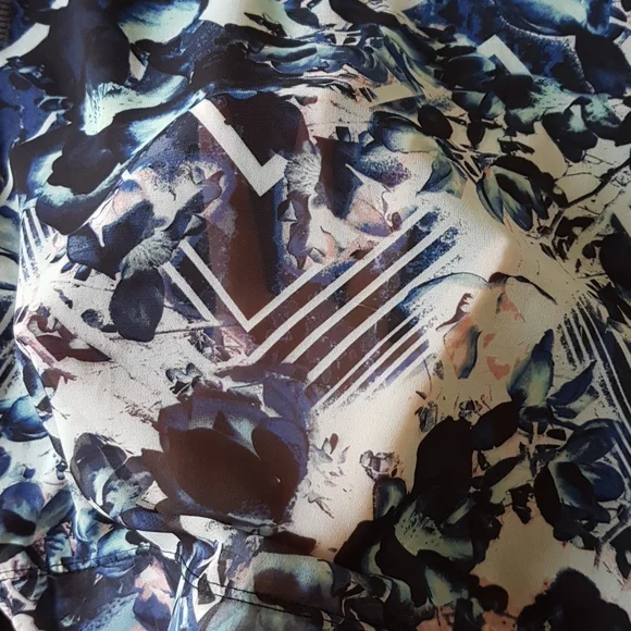 Jess Sheer Front Panel Patterned Top - Picture 6 of 7